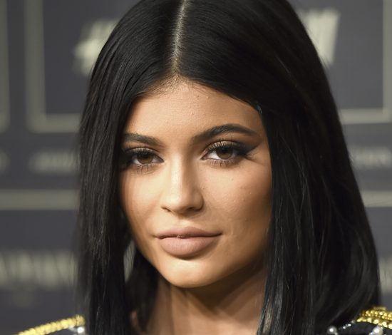 Кайли Дженнер хочет уменьшить губы