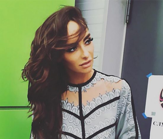 Варнава и ее возлюбленный не могут скрыть чувств