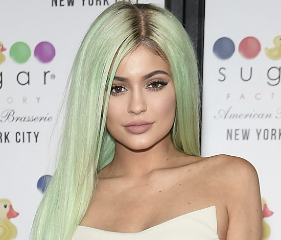 Кайли Дженнер показала обувной шкаф в своем новом доме