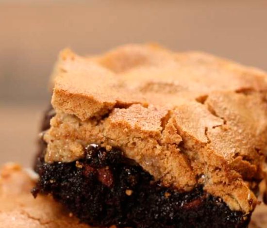 Простой десерт: брауни с орехом пекан и безе