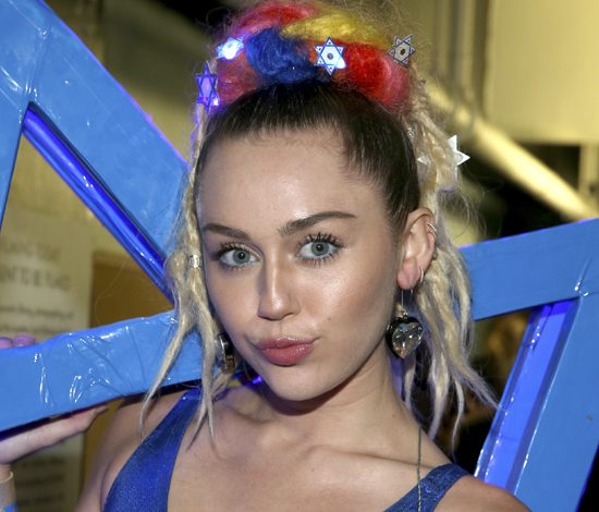 Майли Сайрус не узнали без макияжа