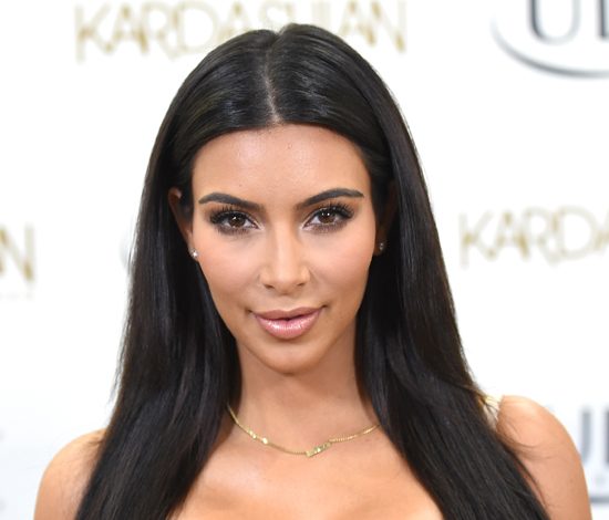 Беременная Ким Кардашьян опять оголила грудь