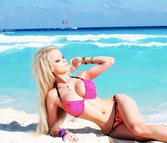 «Живая Барби» Лукьянова все больше пугает своим макияжем