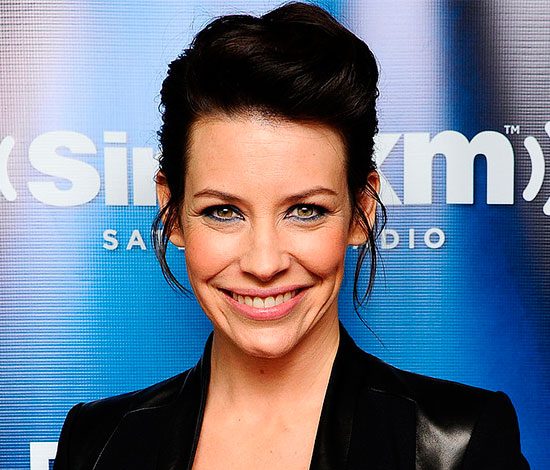 Эванджелин Лилли показала тело в бикини после родов