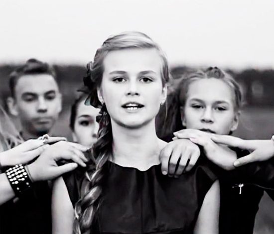 Девочка спела песню Виктора Цоя «Кукушка»