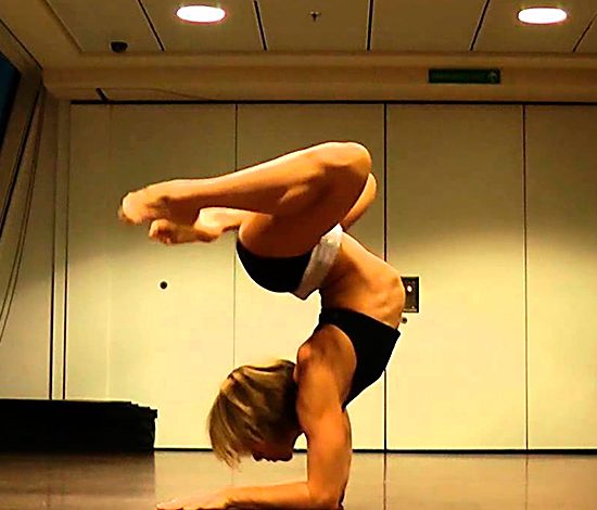 Акробатка показывает чудеса владения своим телом