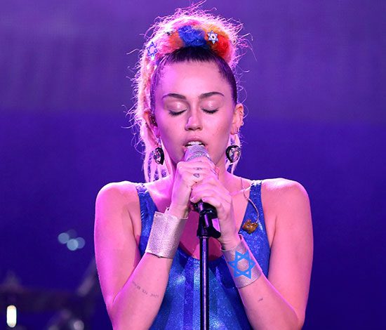 Майли Сайрус презентовала клип на песню Lighter