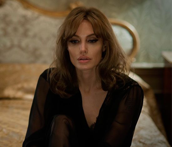 Почему критики высмеяли новый фильм Анджелины Джоли