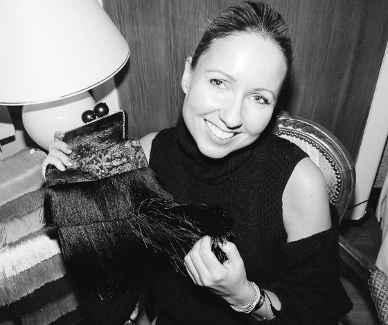 Светские девушки в транкшоу модного дома Esve