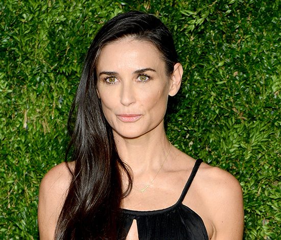 Деми Мур выбрала странный способ ухаживать за собакой