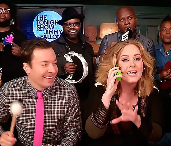 Адель поет под аккомпанемент детских инструментов