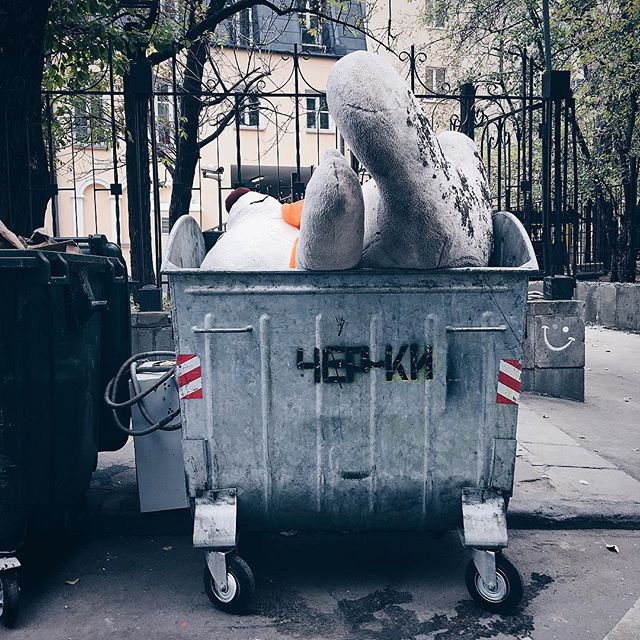 Павел Худяков обнаружил огромного плюшевого медведя в мусорном баке.
