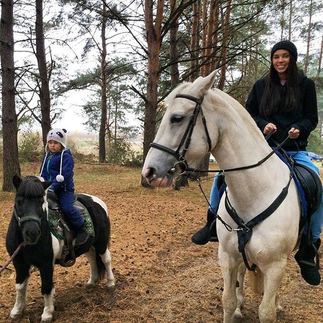 Оксана Самойлова вместе с дочерью Ариелой покатались на лошадях.