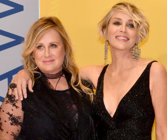 Шерон Стоун с сестрой, Дженнифер Гарнер и Бейонсе на сцене CMA Awards–2016