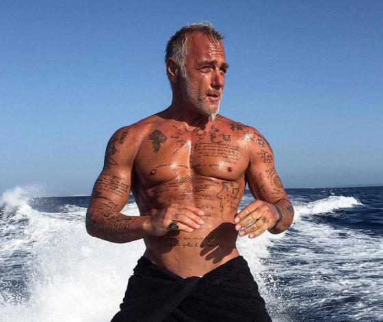 Как «танцующий миллионер» отпраздновал пятидесятилетие? Весело и с новой девушкой!