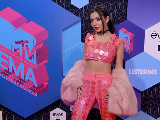 Прозрачный комбинезон, мятое платье и другие ужасные образы MTV EMA − 2016