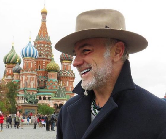 Танцующий миллионер снова едет в Россию! Зачем?