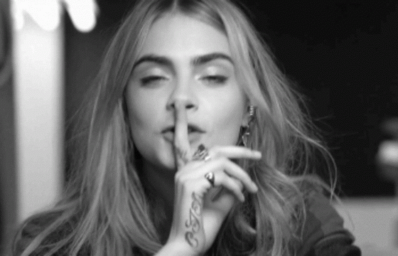 Кара Делевинь сделала новую татуировку в виде змеи. Что это значит?