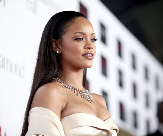 Рианна подарила бездомной свою одежду и обувь