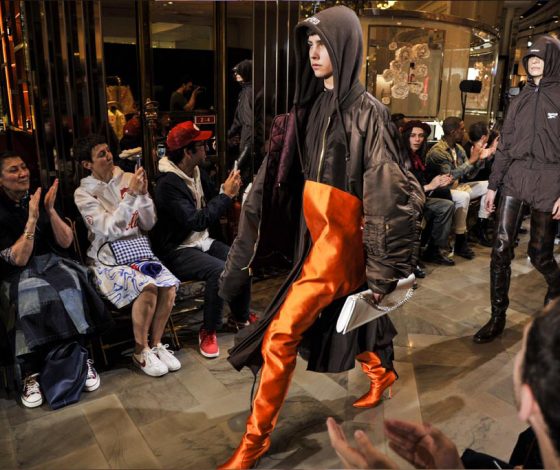 Шок дня: трусы и ботфорты от Vetements. А твой парень такое наденет?