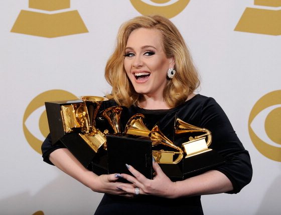 Не узнать: похудевшая Адель выступила на SNL