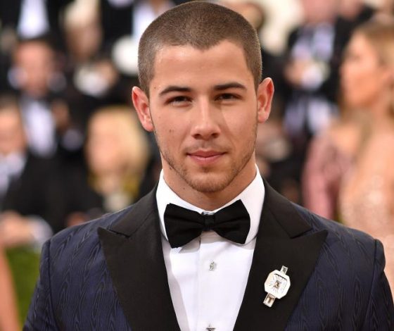 Мальчик вырос: очень сексуальный Ник Джонас на обложке