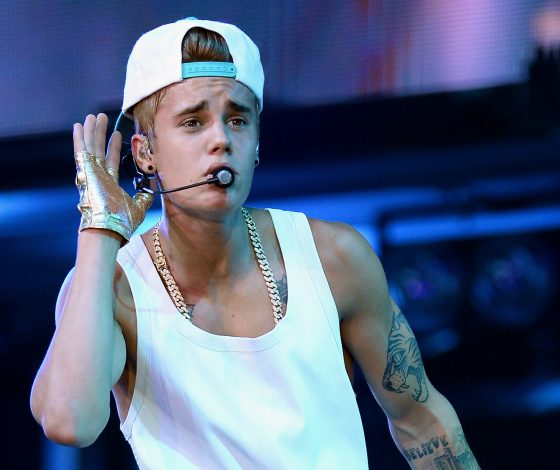 Джастин Бибер позвал к себе в номер восемь девушек сразу