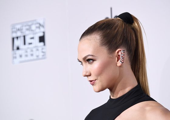 Тонкая грань между безвкусицей и чувством стиля: звезды на красной дорожке AMAs