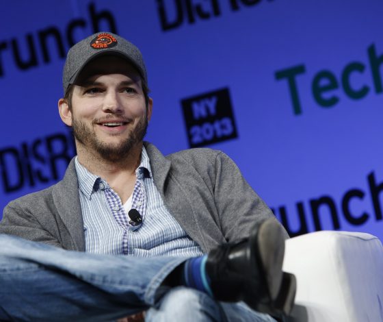 Эштон Кутчер после развода с Деми Мур жил, как беженец!