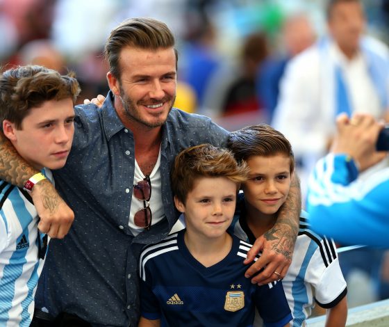 Чисто мужской компанией: Дэвид Бекхэм сводил сыновей на футбол