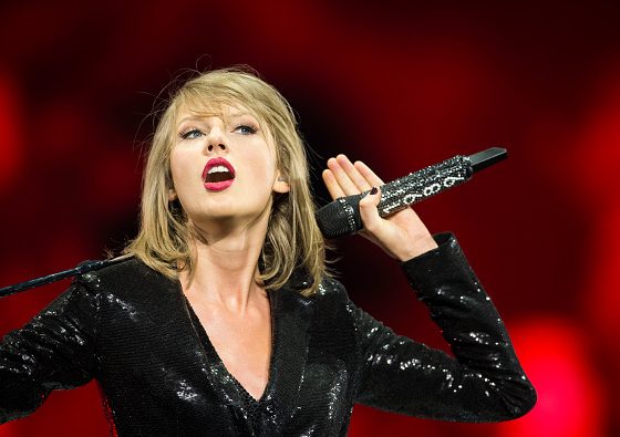 Тейлор Свифт ходит в обуви от Джиджи Хадид