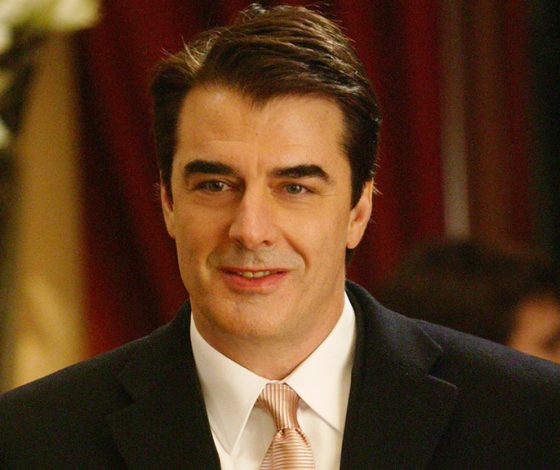 Улыбается и машет: первый выход Криса Нота после обвинений в изнасиловании разозлил пользователей