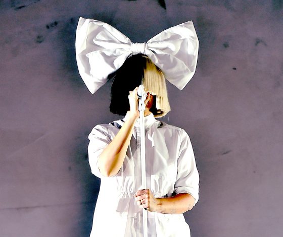 Попугай поет не хуже певицы Sia!