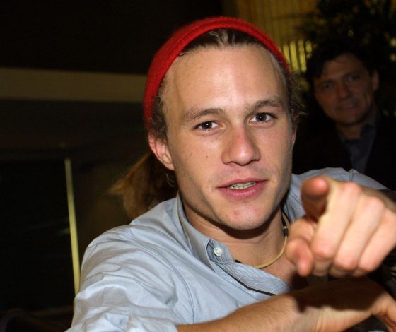 Это очень трогательно: отец Хита Леджера вручил стипендию имени своего сына