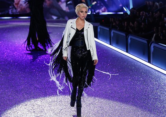 Сколько нарядов сменила Леди Гага во время шоу Victoria's Secret?