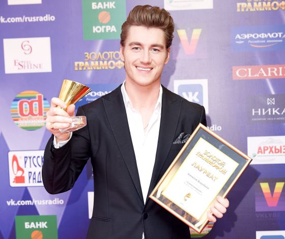 Алексей Воробьёв отжимается на красной дорожке, звезды поздравляют Ксению Собчак с рождением сына на премии «Золотой граммофон – 2016»