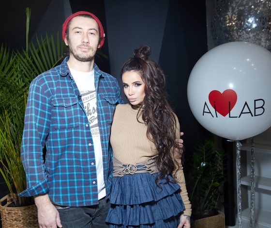 Айза с сыном и мужем и Рома Желудь на открытии лаборатории стиля Ai LAB