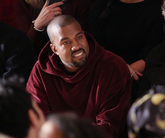 Почему Канье ходит в шлеме?