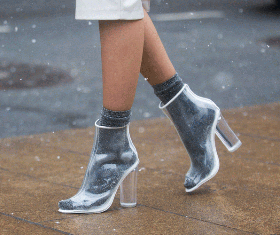 Как носить летнюю обувь зимой?