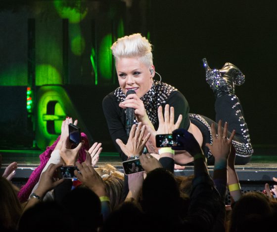 Обнаженное фото беременной Пинк и ее дочки