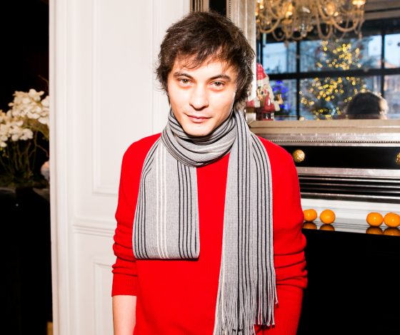 Российские дизайнеры украсили елки в Москве