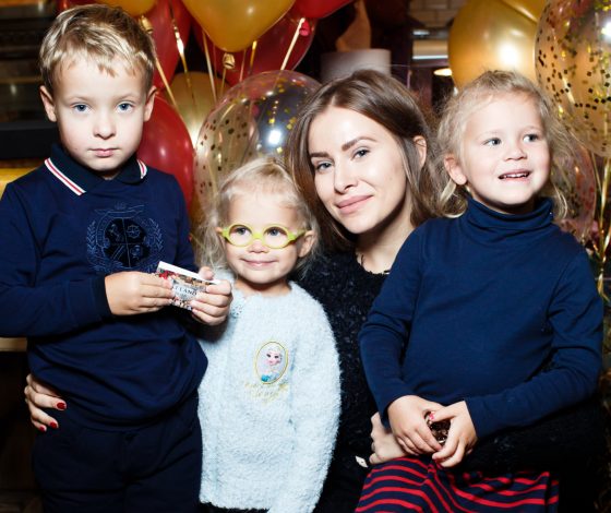 Тата Бондарчук с дочерьми и другие звезды на детском утреннике «Мастерская Санта-Клауса»