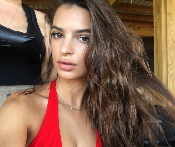 Как Эмили Ратаковски готовится к Рождеству? Спойлер: никаких ролевых игр в костюме Санты