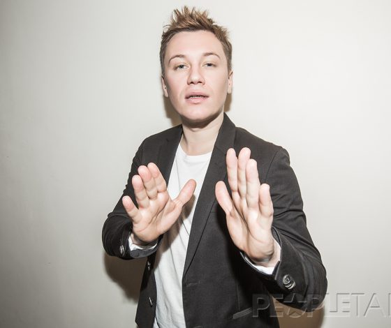 Ты не узнаешь: изменившийся Антон Зацепин появился на премьере фильма «Покерфейс»