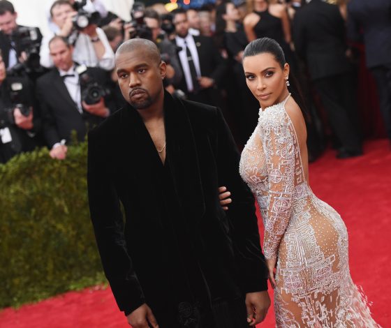 Ким целуется с двумя парнями! А как же Канье?