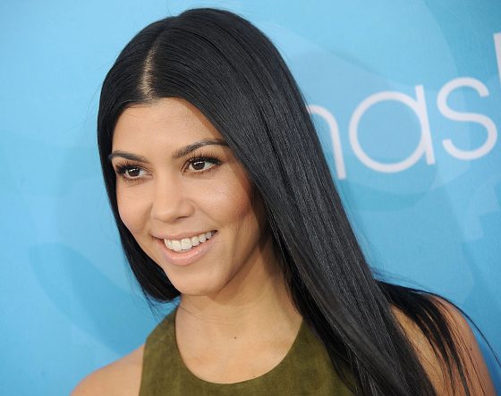 Что делала Кортни Кардашьян на заднем дворе?