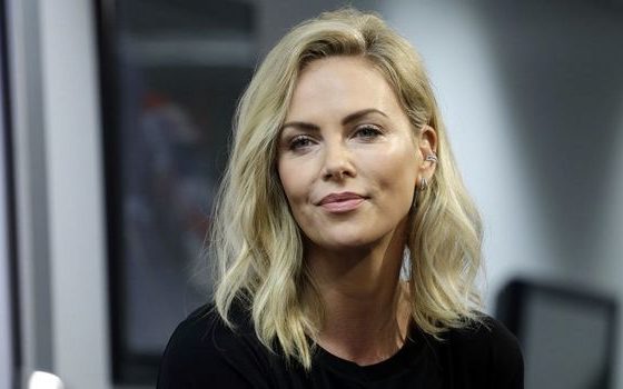 «Называйте ее правильно»: Шарлиз Терон вступилась за сына-трансгендера 