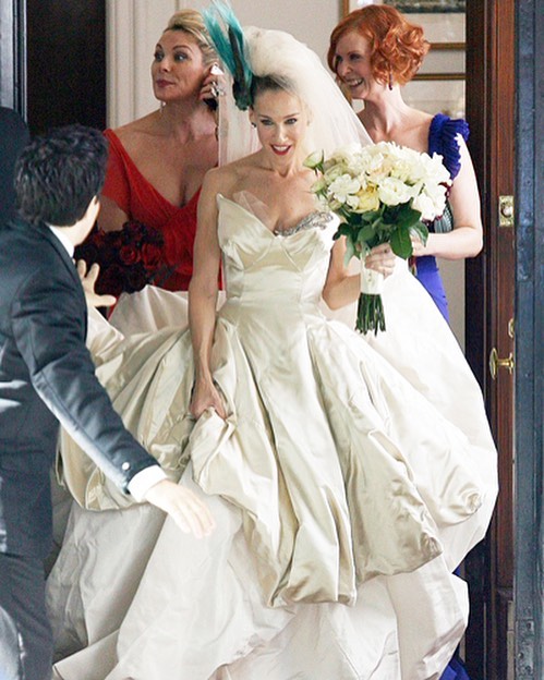 Она снова его надела! Как спустя 15 лет Кэрри Брэдшоу выглядит в своем легендарном свадебном платье