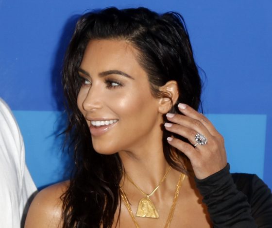 Пока грабители Ким Кардашьян признаются во всем, она гуляет по Дубаи, а Канье Уэст собирается в Париж на разборки