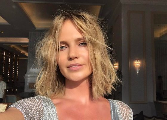 Чем Глюкоза занимается во Вьетнаме? И кто фотографирует певицу в купальнике?